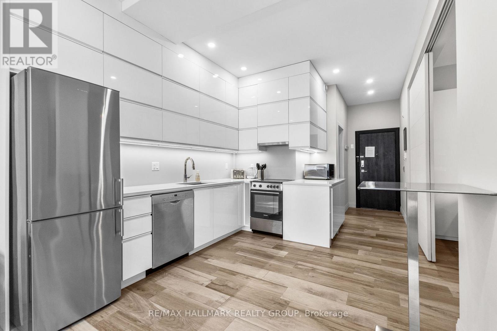 Photo 5 of 2 201 Maclaren Street, Ottawa ON