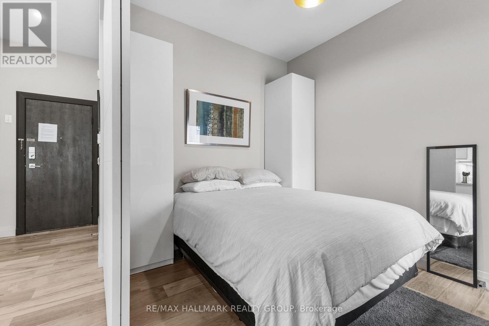 Photo 4 of 2 201 Maclaren Street, Ottawa ON