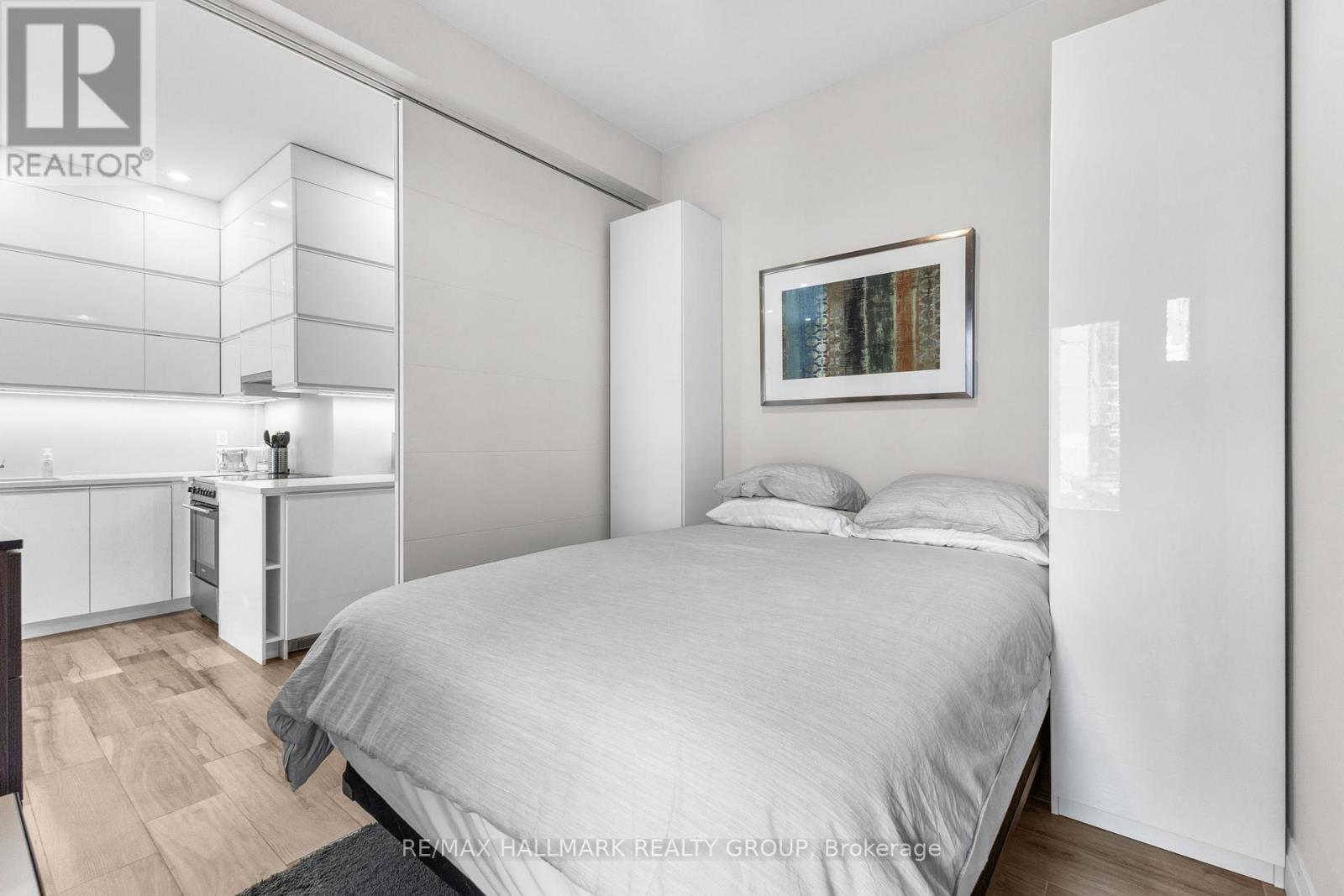 Photo 6 of 2 201 Maclaren Street, Ottawa ON