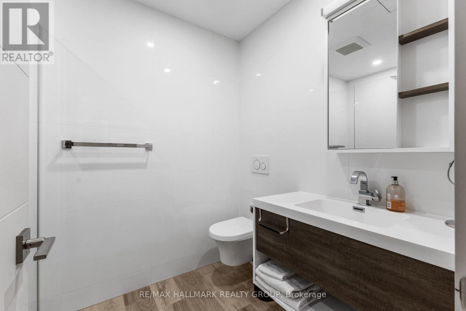 Photo 11 of 2 201 Maclaren Street, Ottawa ON