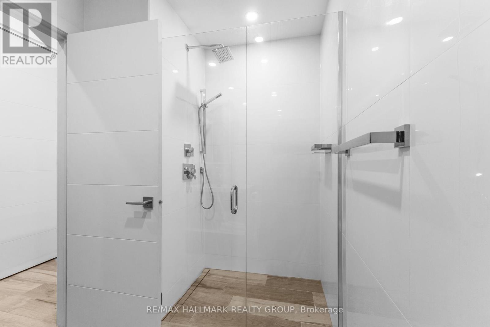 Photo 16 of 2 201 Maclaren Street, Ottawa ON