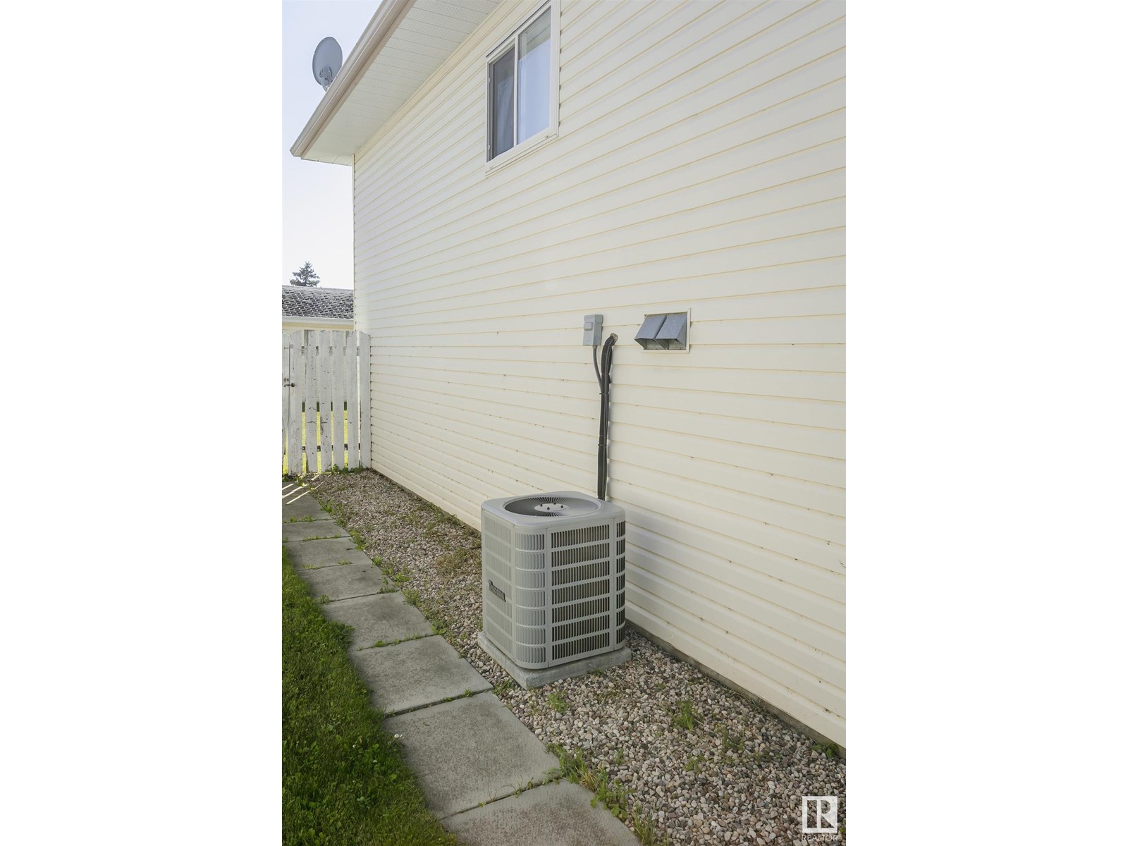 Photo 10 of 8 Lafond Dr, Tofield AB