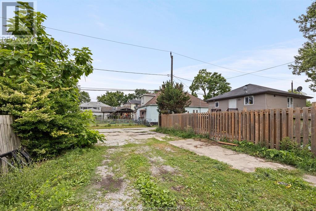 Photo 17 of 817 Chatham Street East, Windsor ON