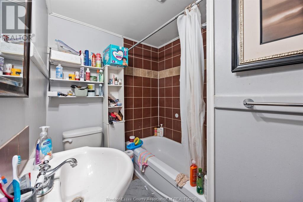 Photo 3 of 817 Chatham Street East, Windsor ON