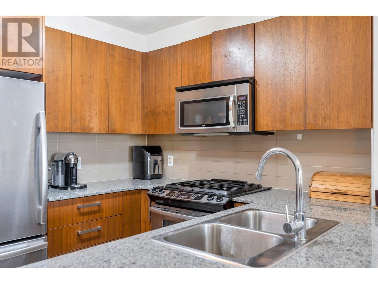 Photo 8 of 302 5885 Irmin Street, Burnaby BC