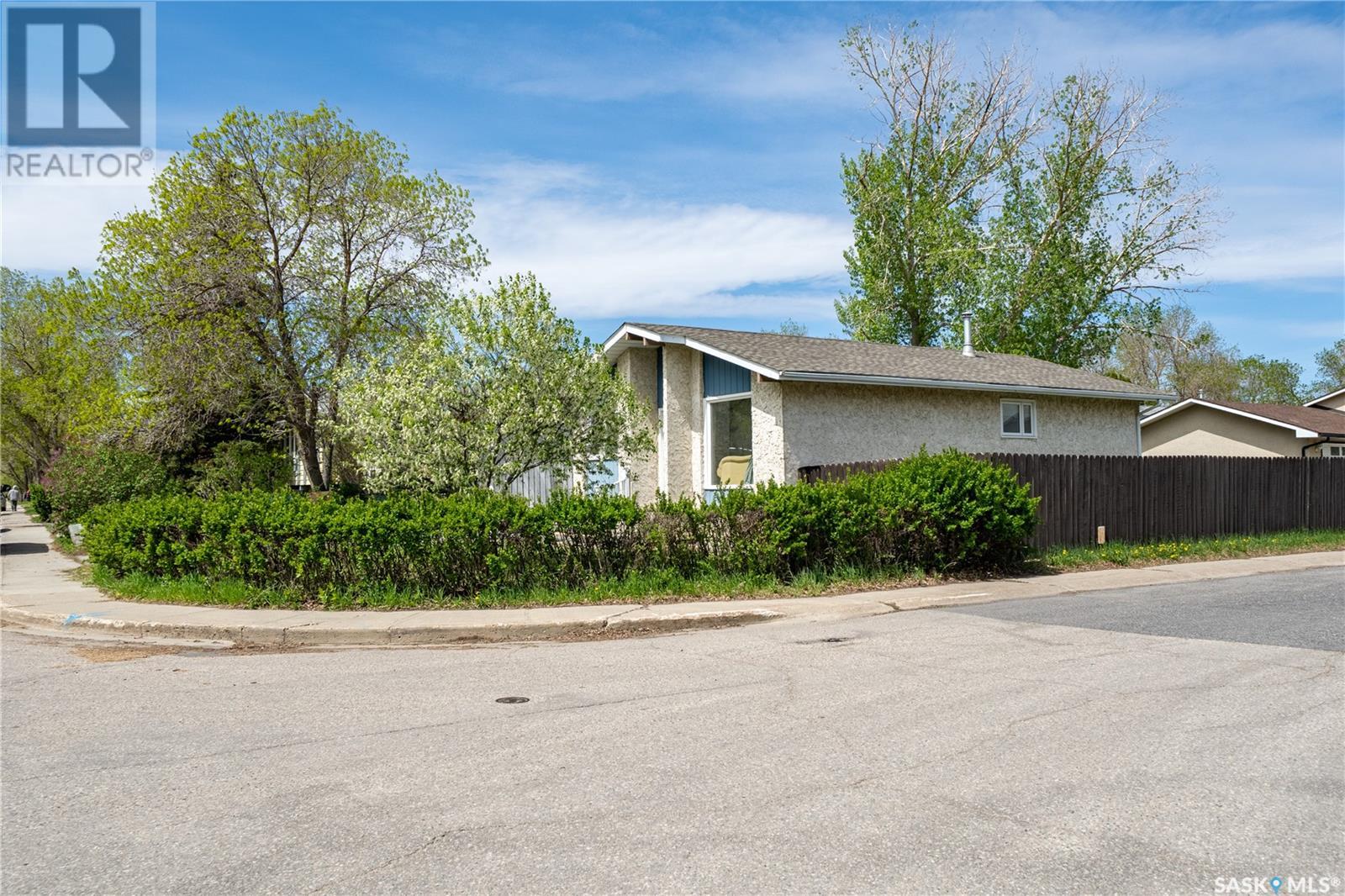 Photo 3 of 198 Thomson Avenue, Regina SK