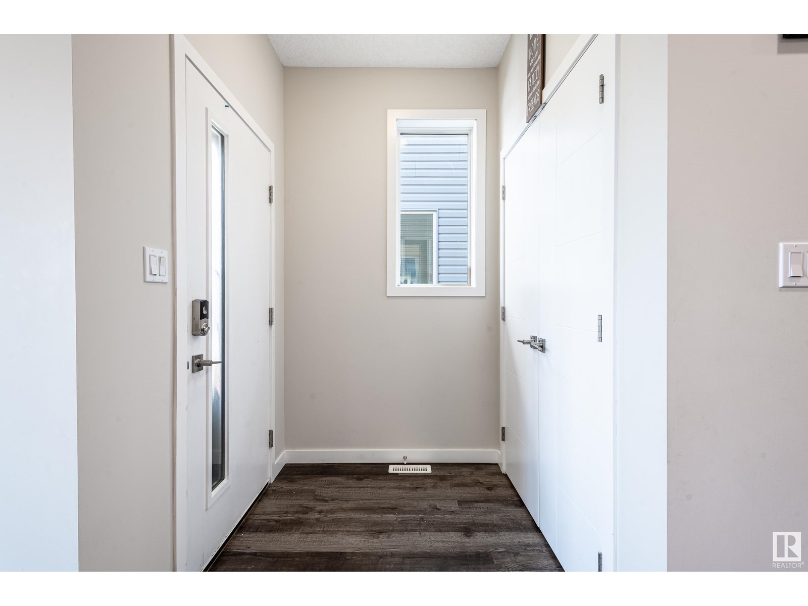 Photo 5 of 15928 100 Av Nw, Edmonton AB