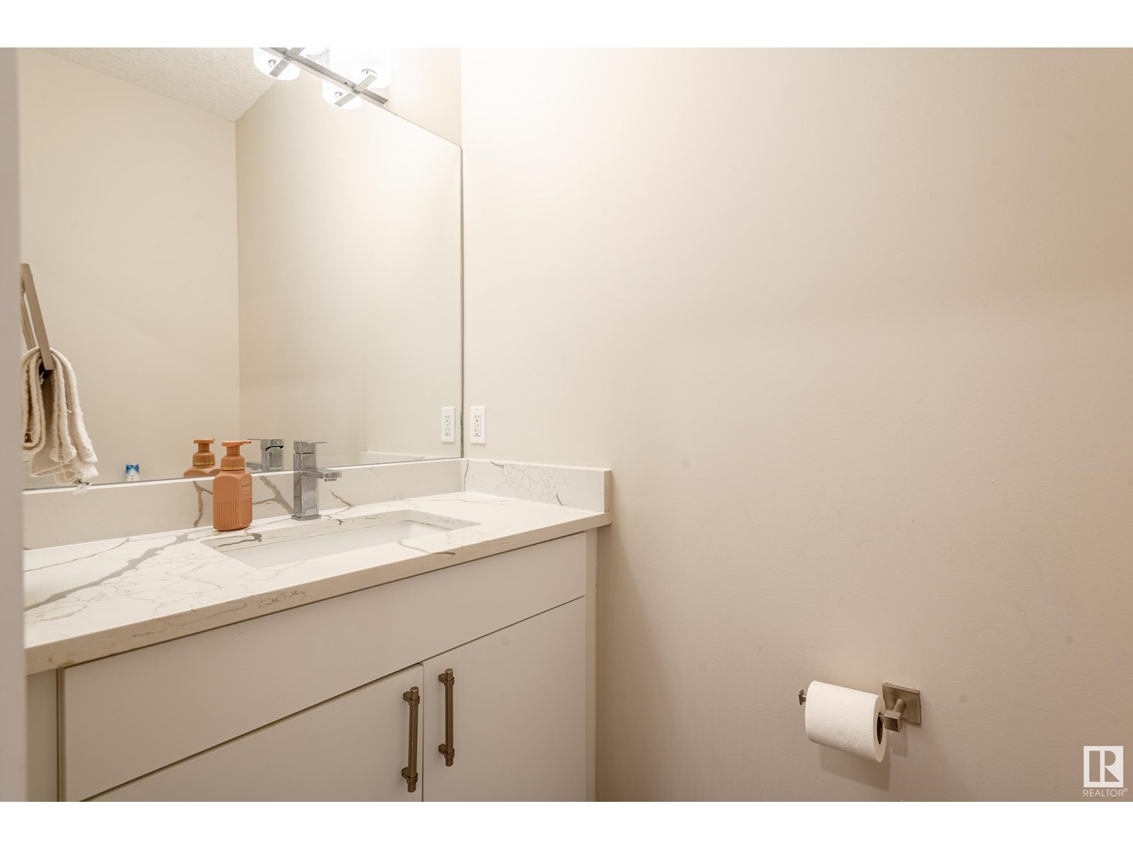 Photo 10 of 15928 100 Av Nw, Edmonton AB