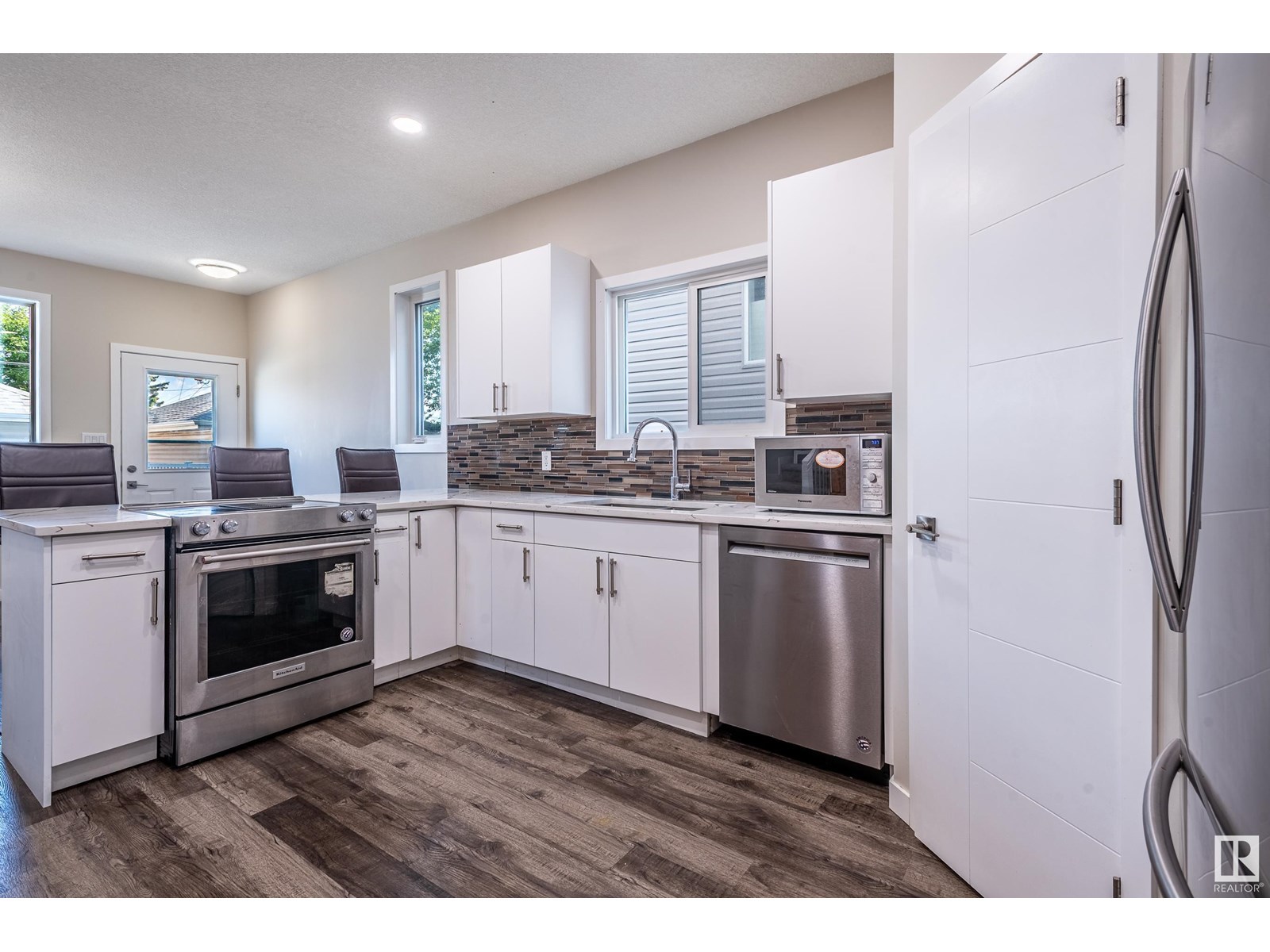 Photo 11 of 15928 100 Av Nw, Edmonton AB