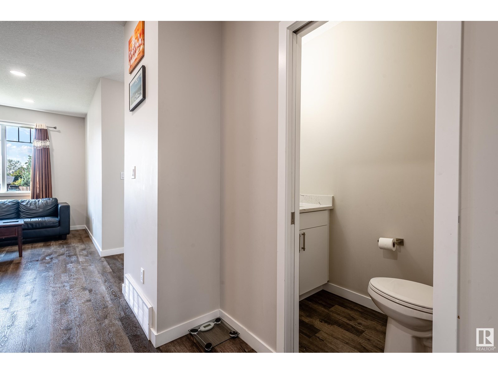 Photo 9 of 15928 100 Av Nw, Edmonton AB