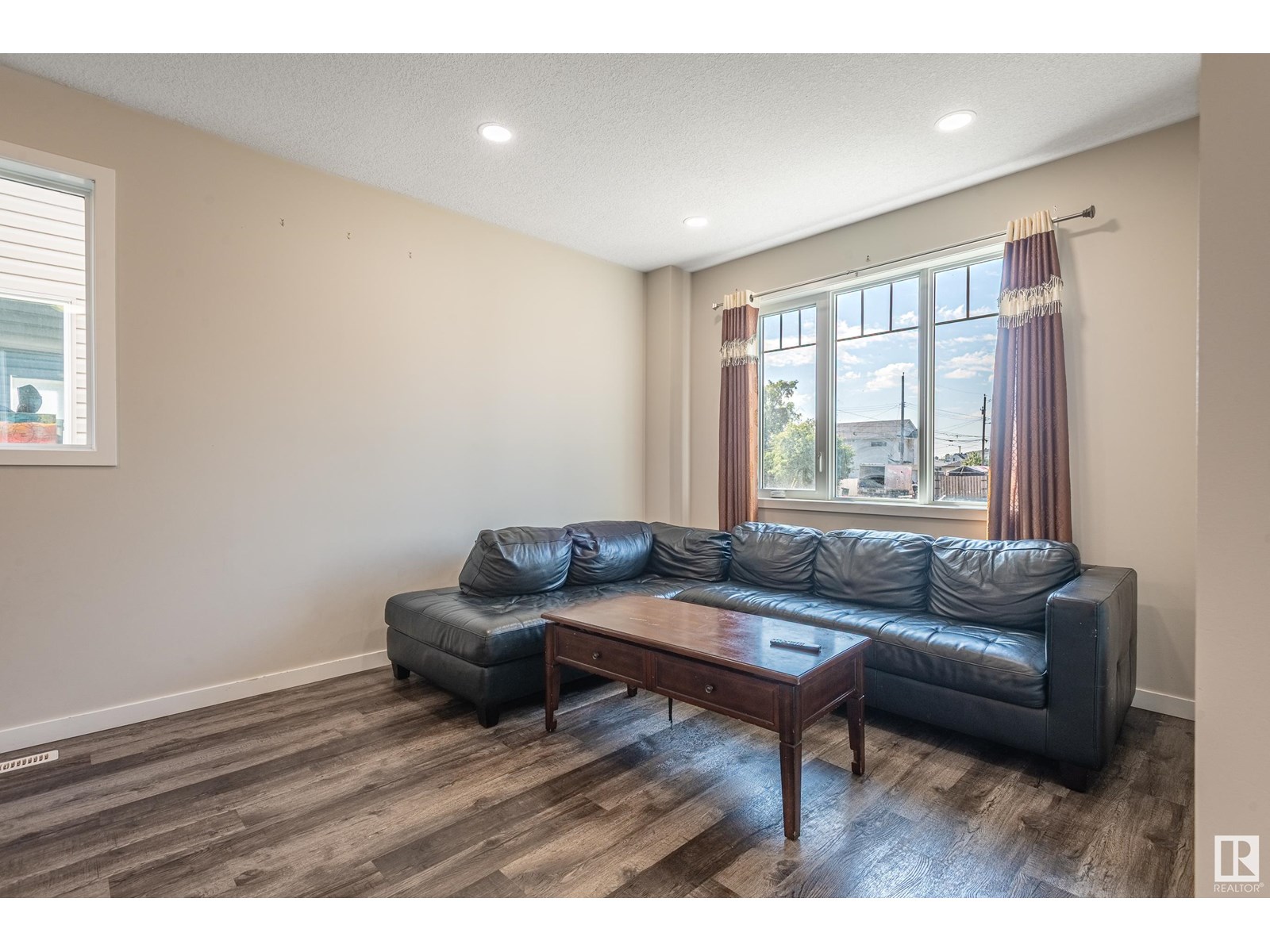 Photo 6 of 15928 100 Av Nw, Edmonton AB
