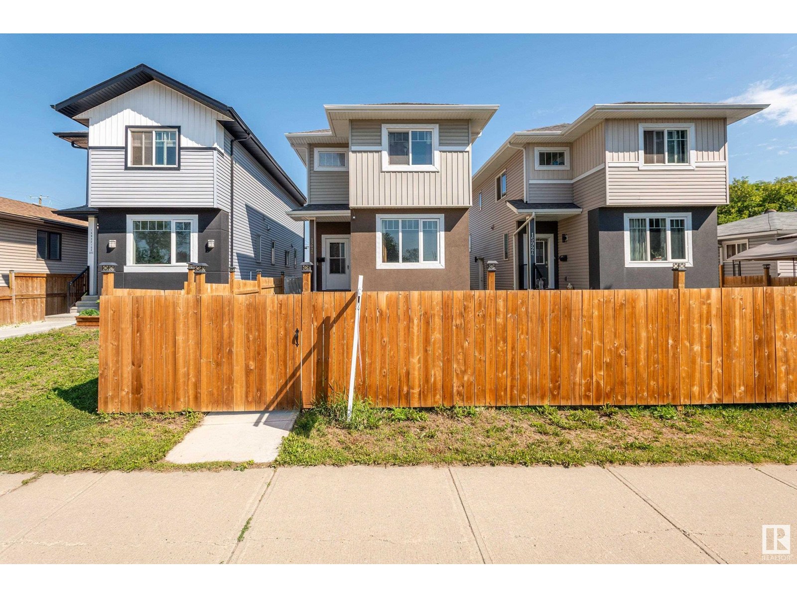 Photo 2 of 15928 100 Av Nw, Edmonton AB