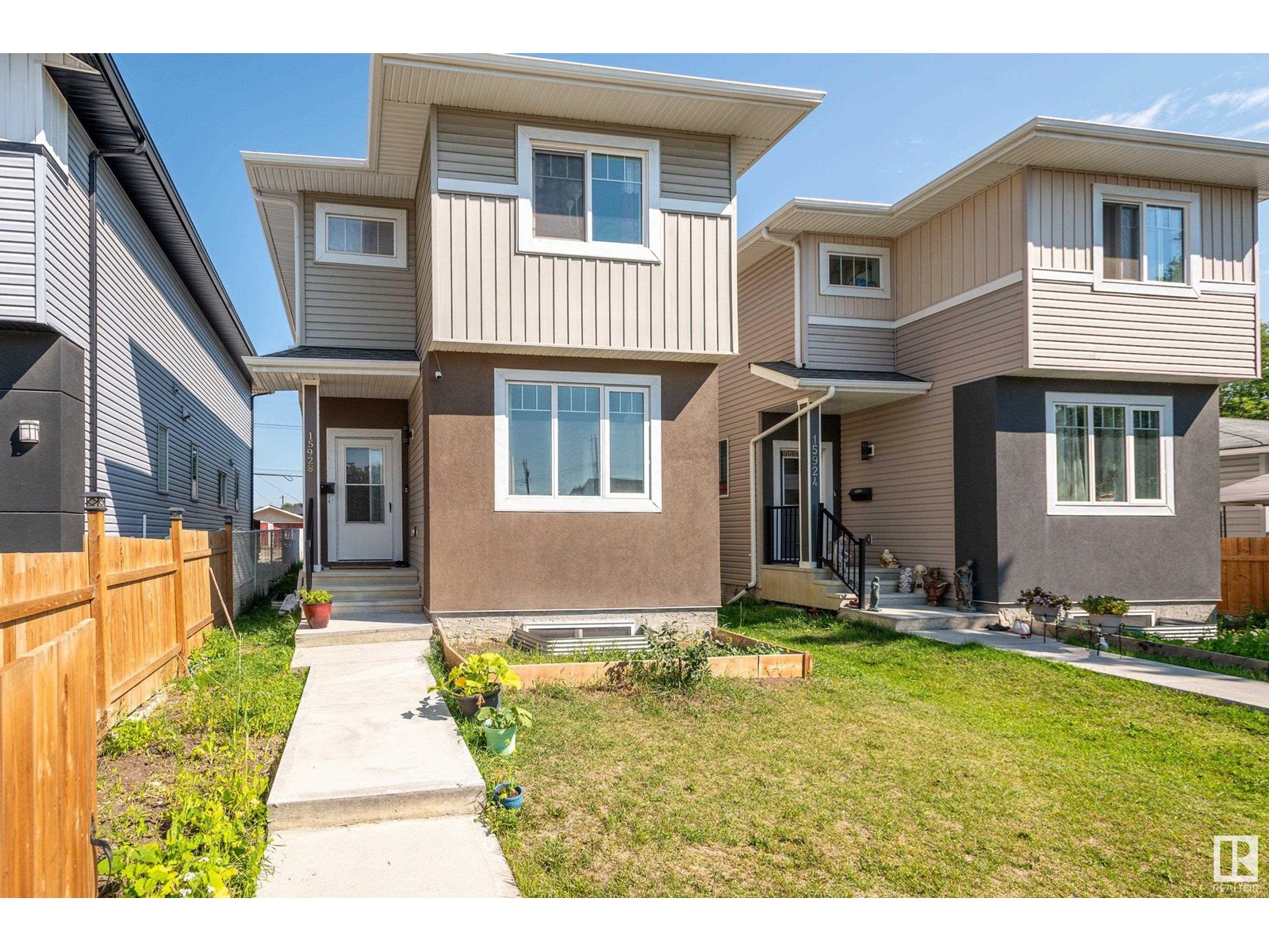 Photo 3 of 15928 100 Av Nw, Edmonton AB