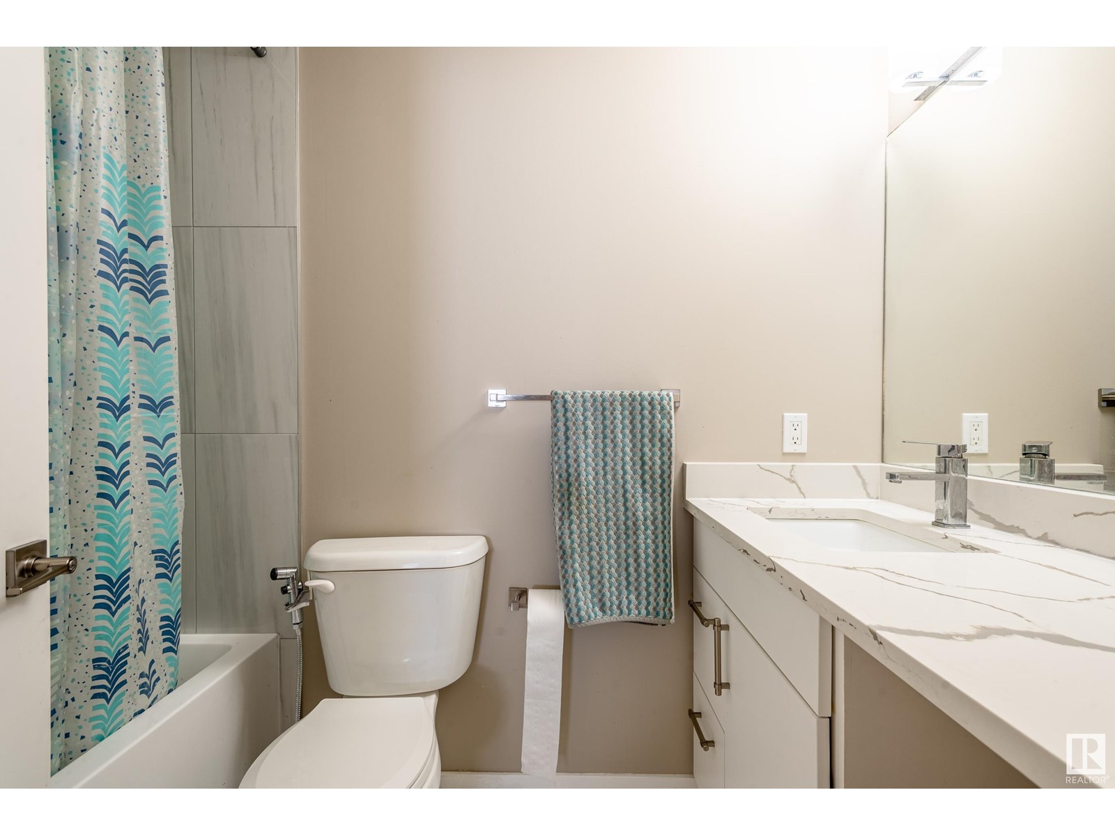 Photo 21 of 15928 100 Av Nw, Edmonton AB