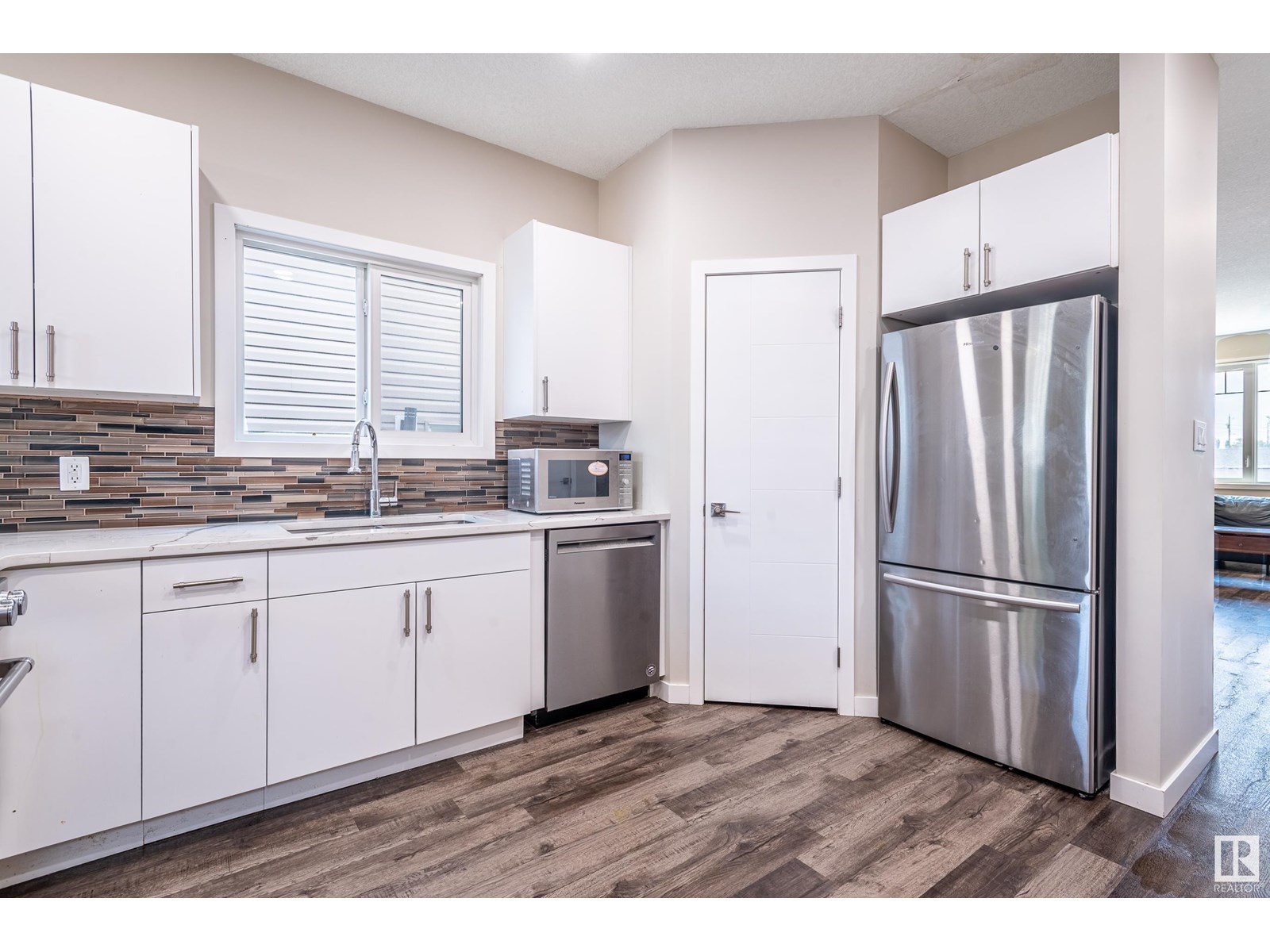 Photo 12 of 15928 100 Av Nw, Edmonton AB