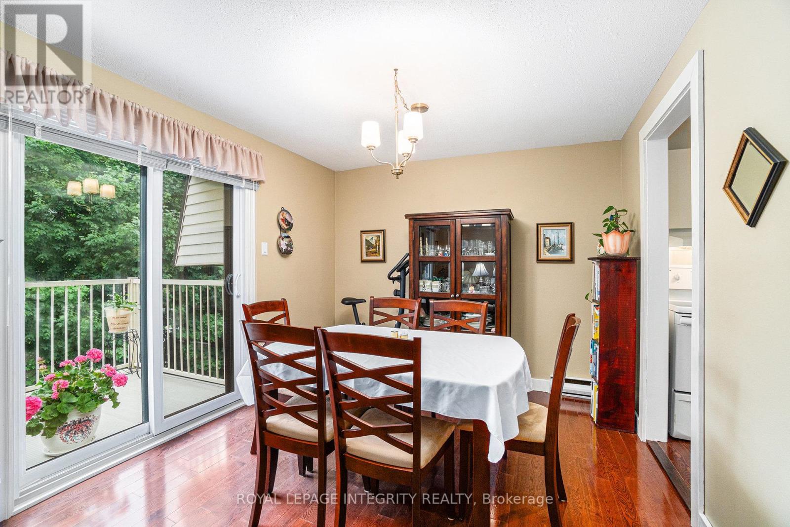 Photo 12 of 7 6 Sweetbriar Circle, Ottawa ON