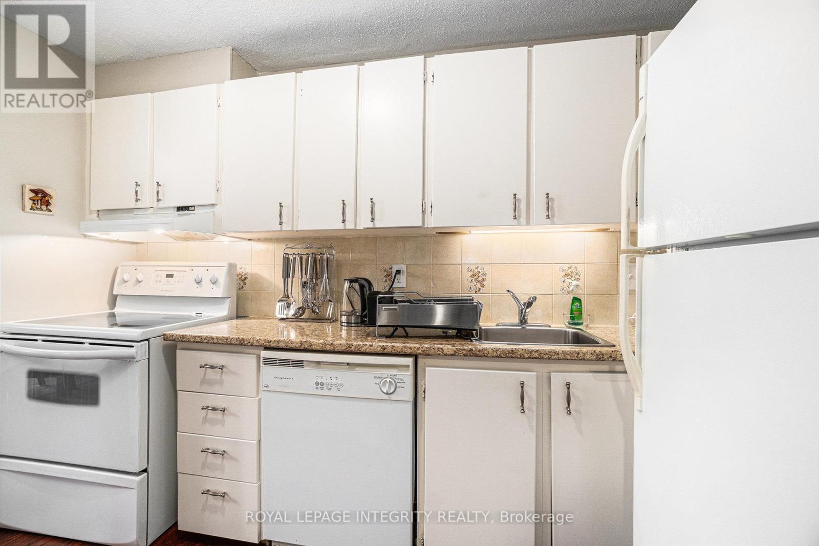 Photo 15 of 7 6 Sweetbriar Circle, Ottawa ON