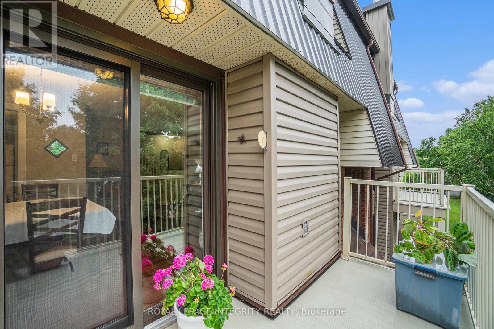 Photo 8 of 7 6 Sweetbriar Circle, Ottawa ON