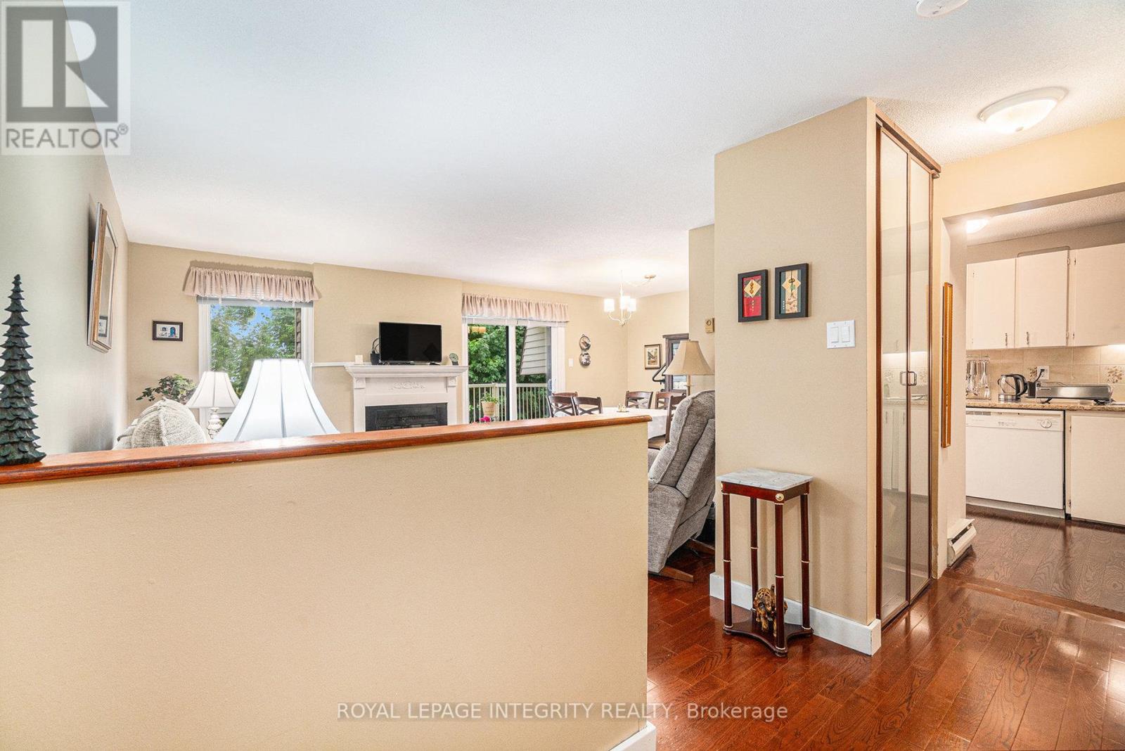 Photo 9 of 7 6 Sweetbriar Circle, Ottawa ON