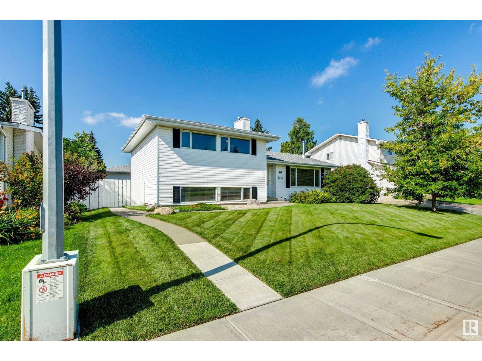 Photo 3 of 4716 124 St Nw, Edmonton AB