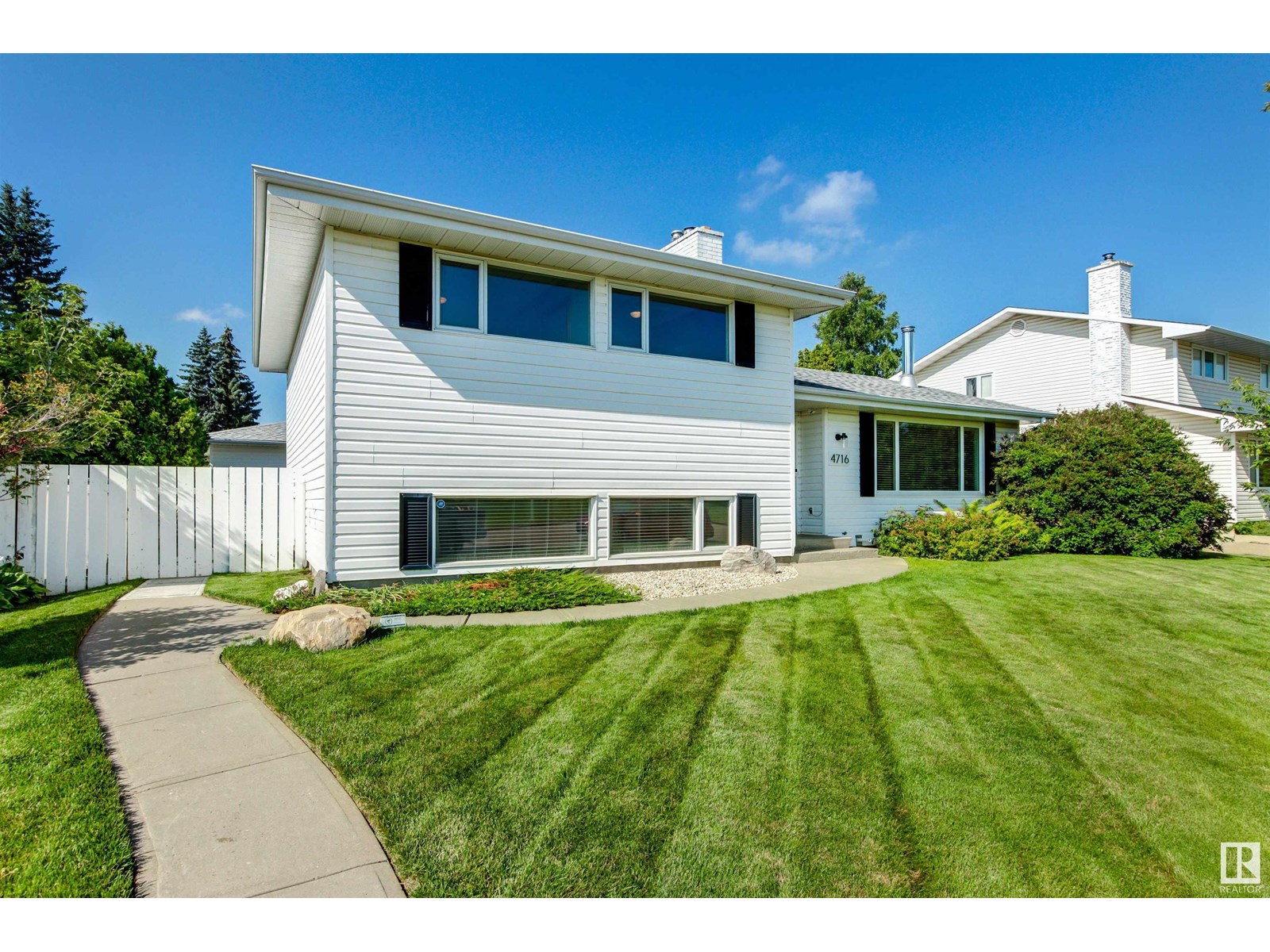 Photo 2 of 4716 124 St Nw, Edmonton AB