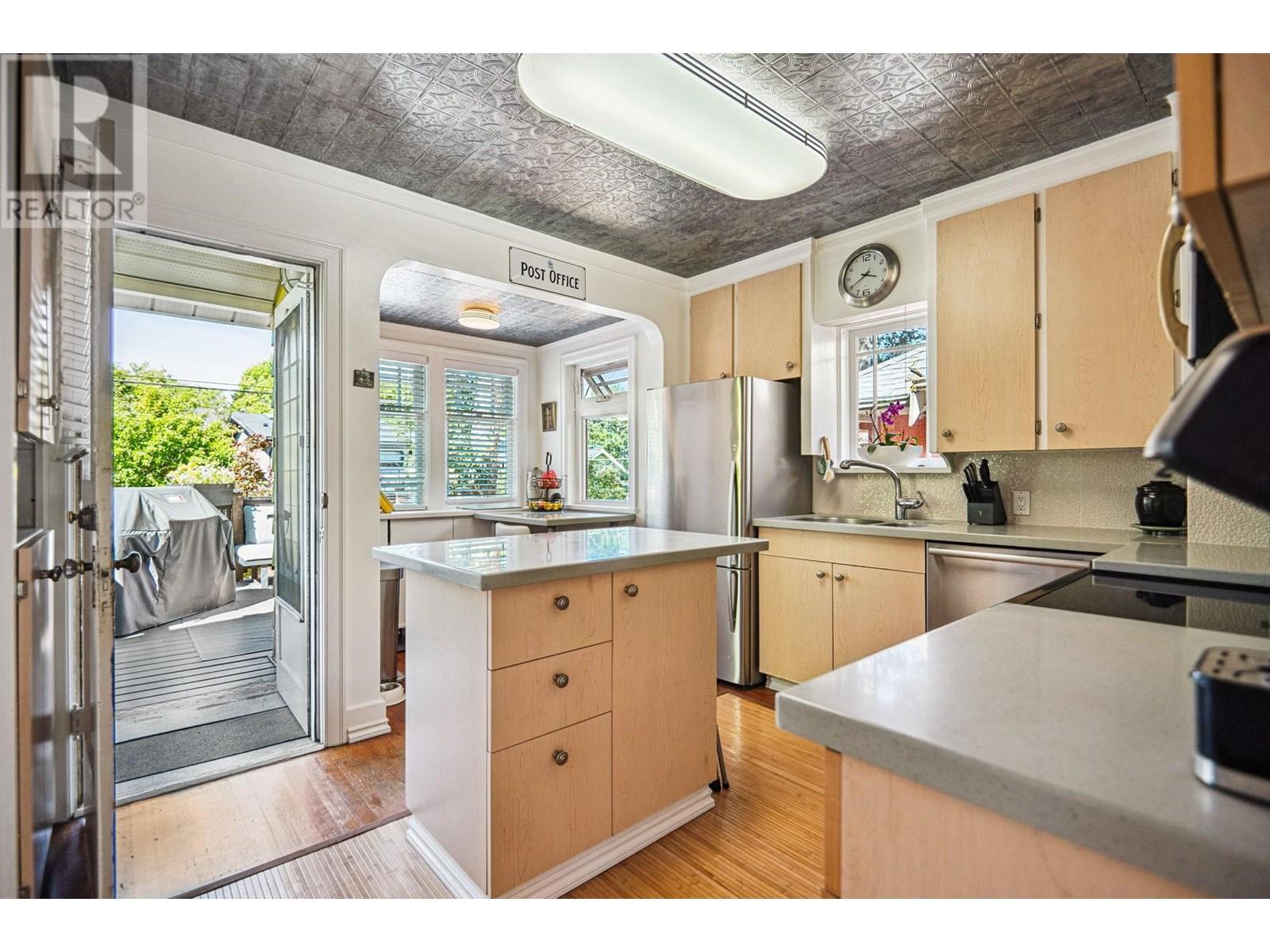 Photo 7 of 4533 W 8th Avenue, Vancouver BC