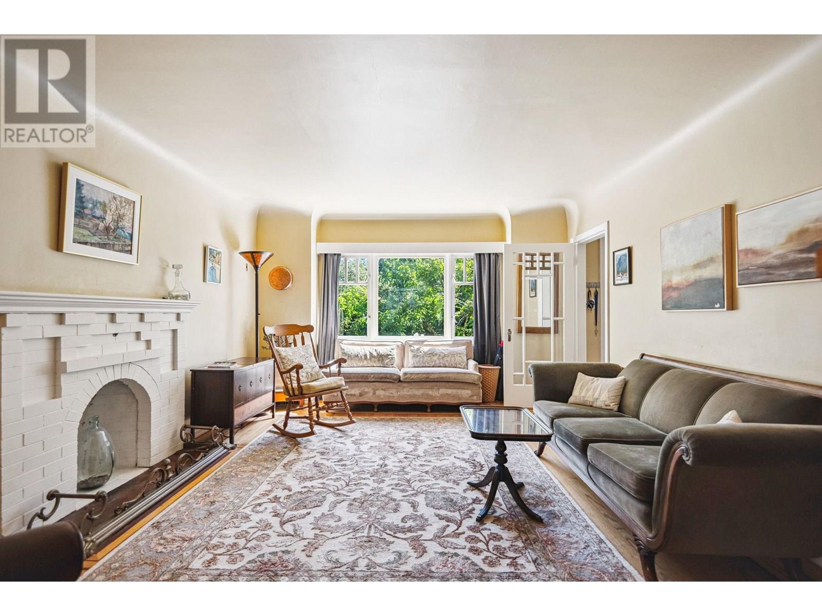 Photo 3 of 4533 W 8th Avenue, Vancouver BC