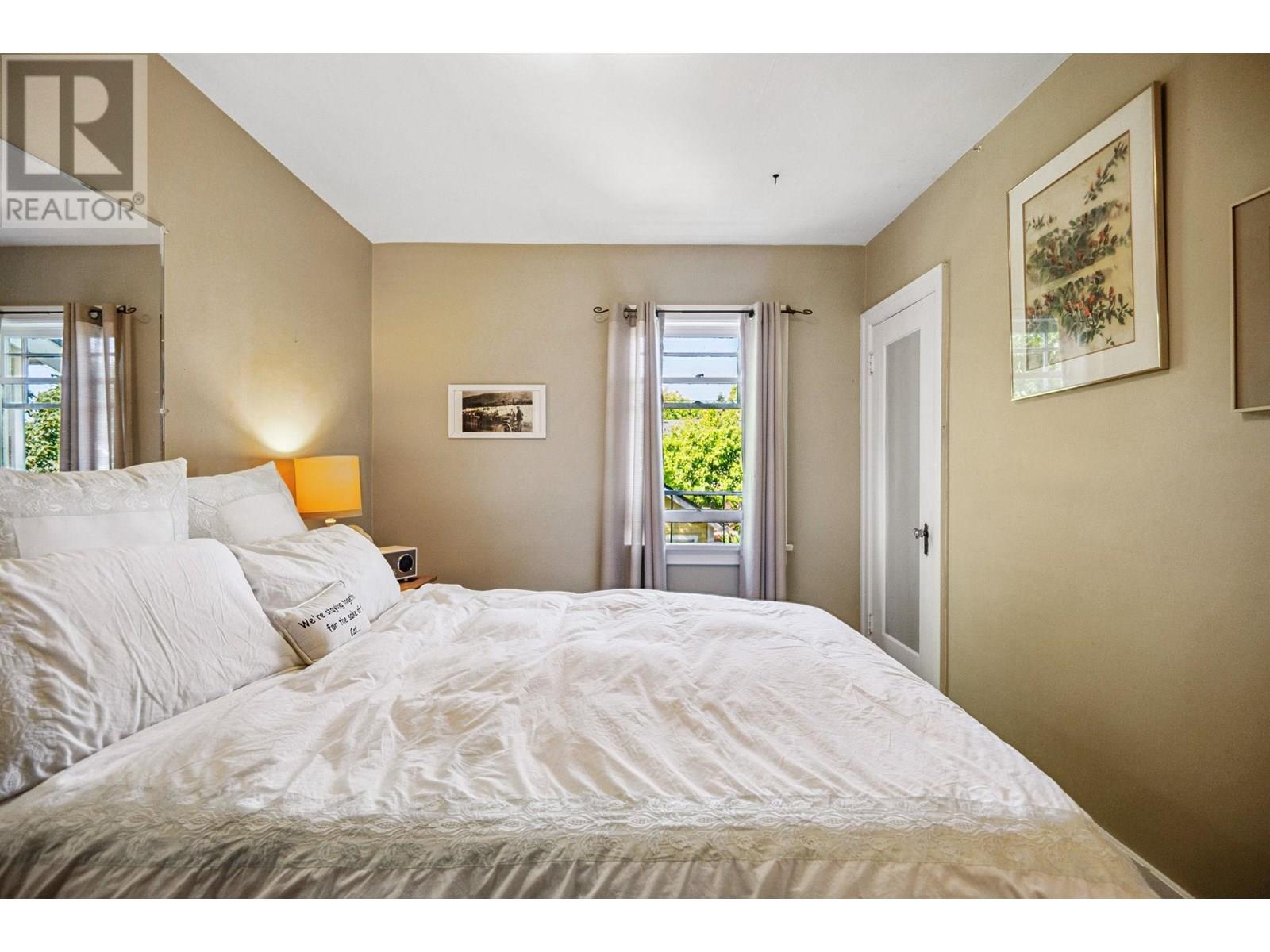 Photo 15 of 4533 W 8th Avenue, Vancouver BC