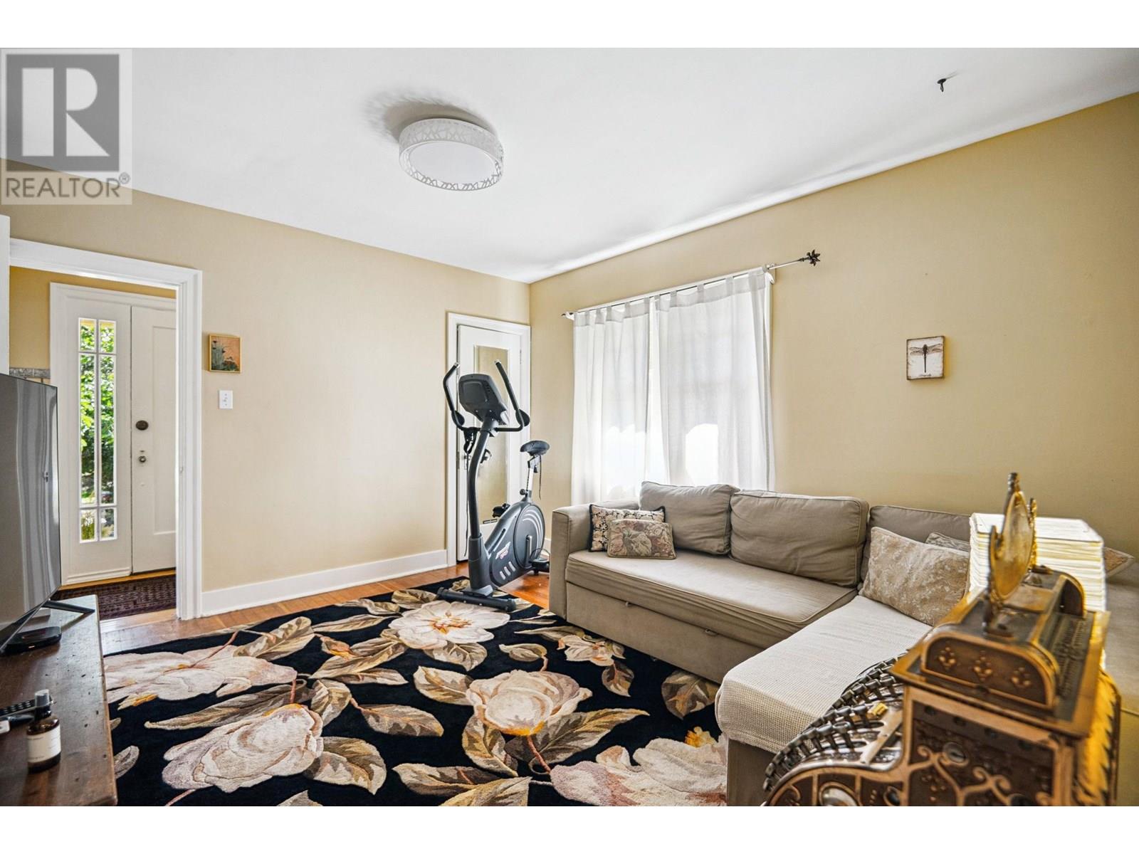 Photo 4 of 4533 W 8th Avenue, Vancouver BC