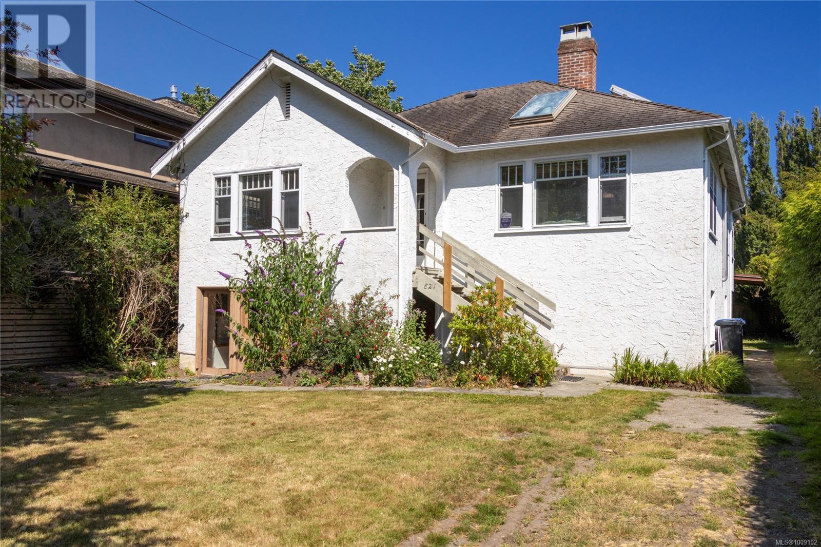 Photo 4 of 821 Newport Ave, Oak Bay BC