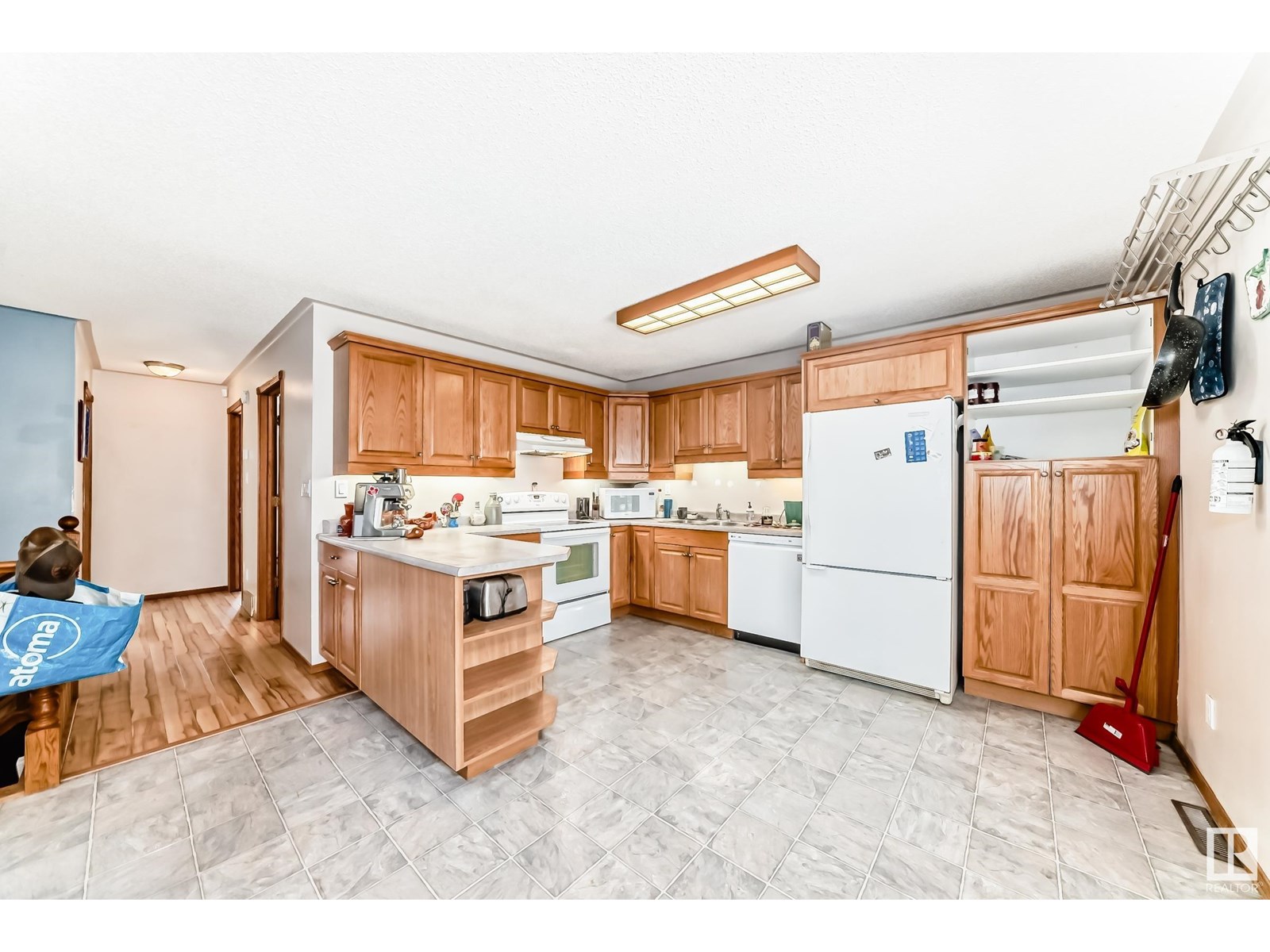 Photo 8 of 10511 128 A Av Nw, Edmonton AB
