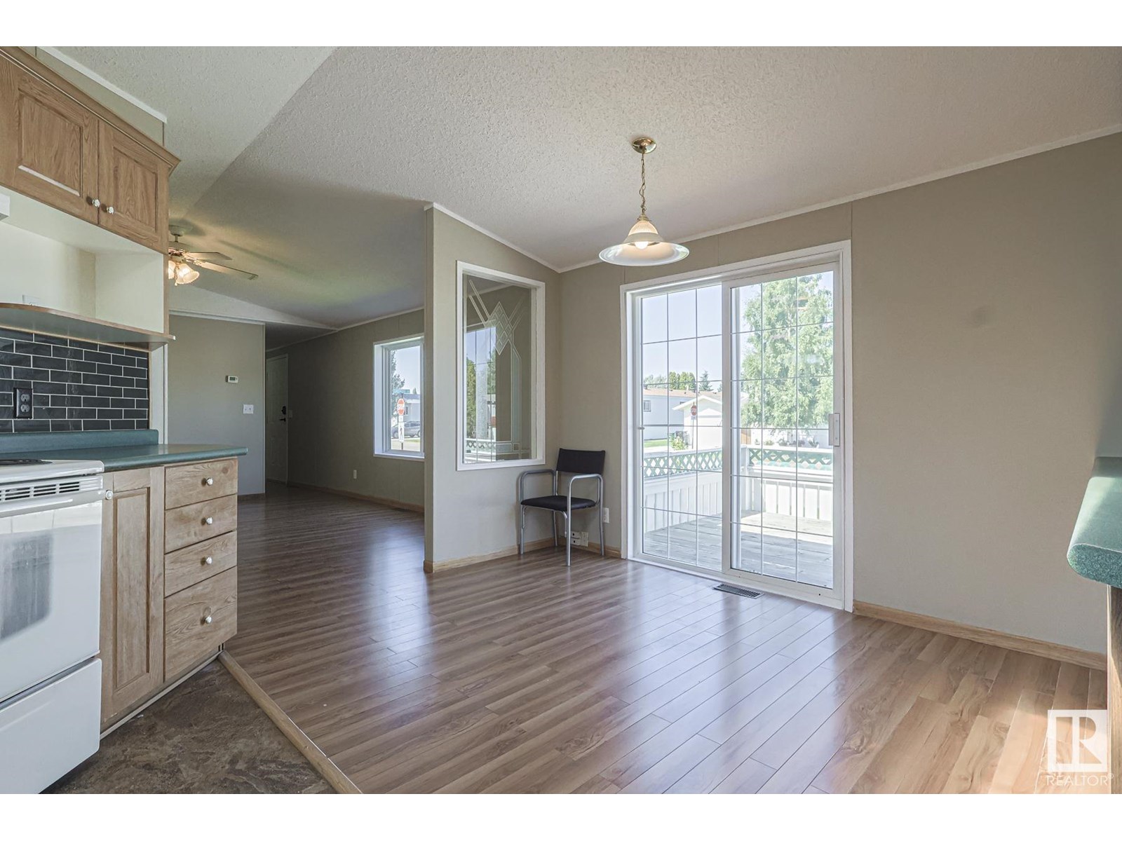 Photo 11 of 2903 Lakewood Drive Nw, Edmonton AB