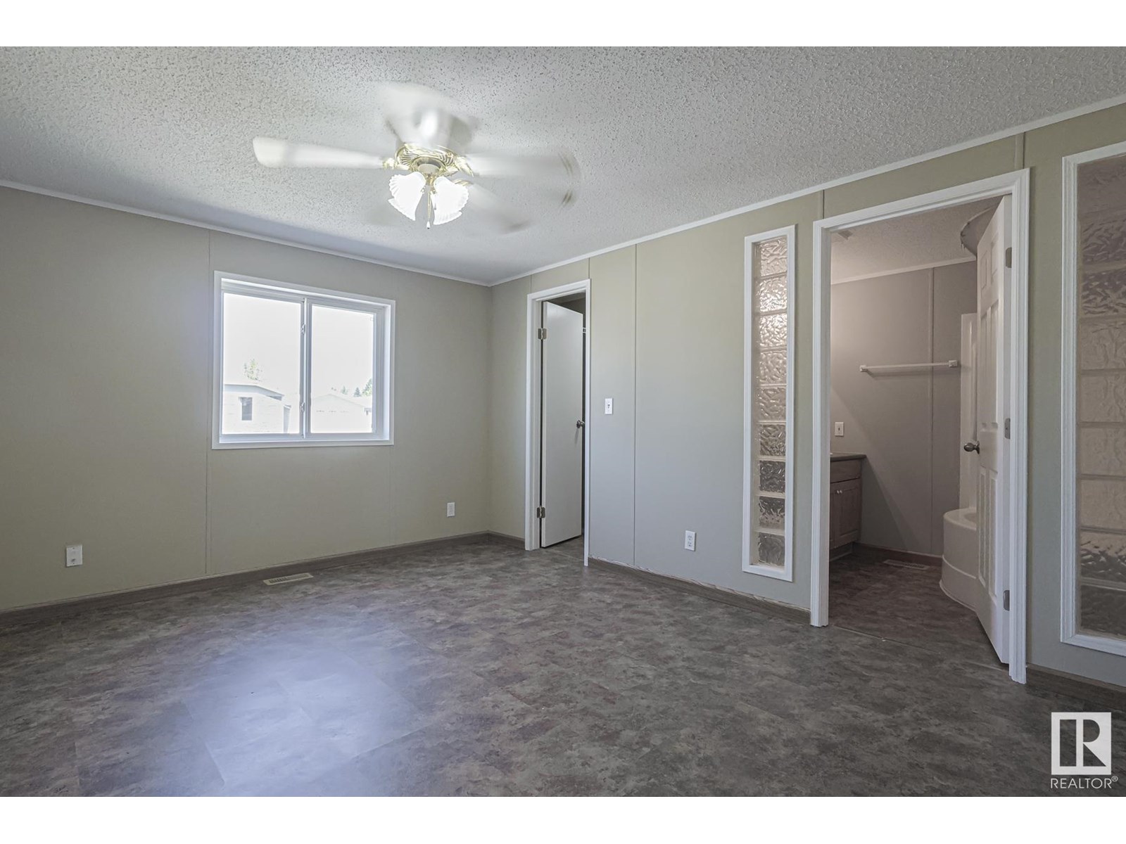 Photo 17 of 2903 Lakewood Drive Nw, Edmonton AB
