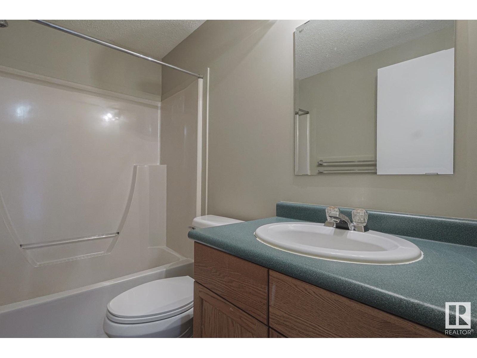 Photo 2 of 2903 Lakewood Drive Nw, Edmonton AB