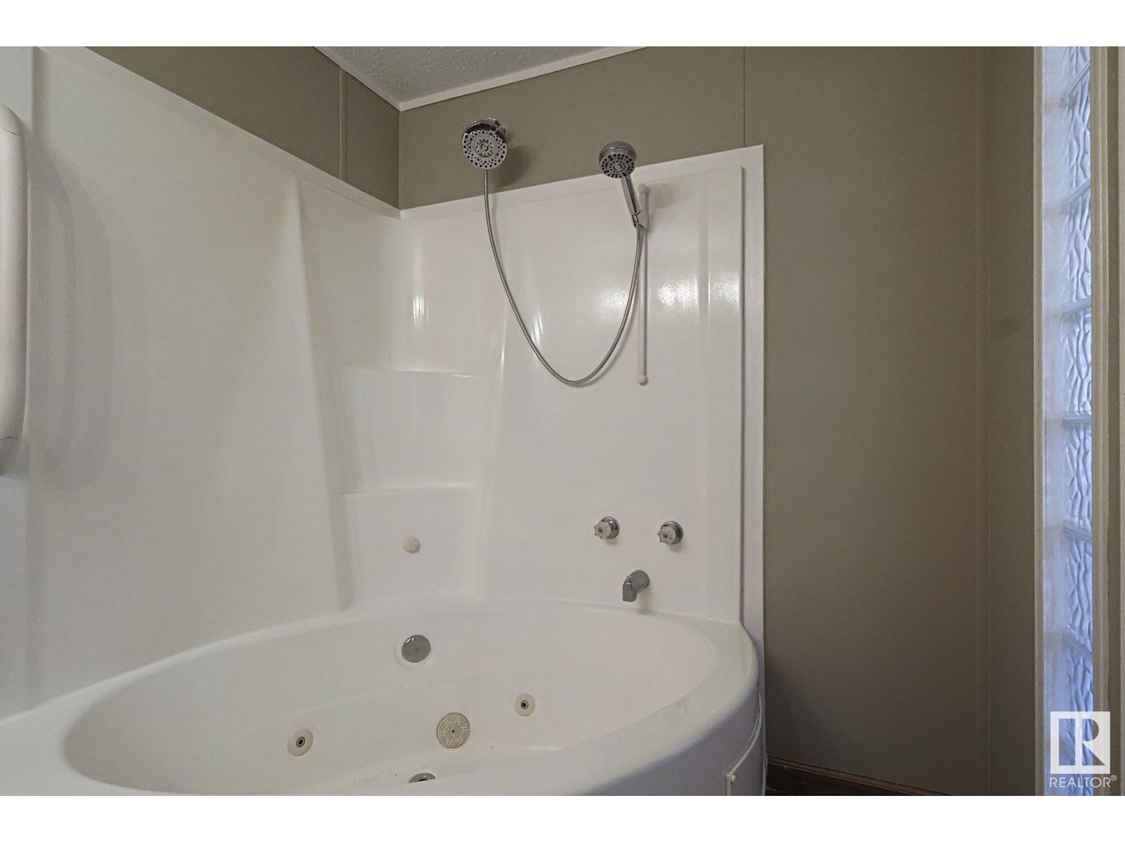 Photo 22 of 2903 Lakewood Drive Nw, Edmonton AB