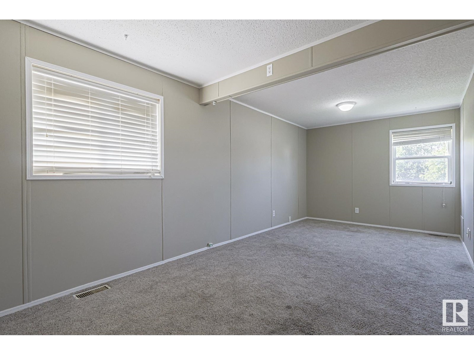 Photo 3 of 2903 Lakewood Drive Nw, Edmonton AB