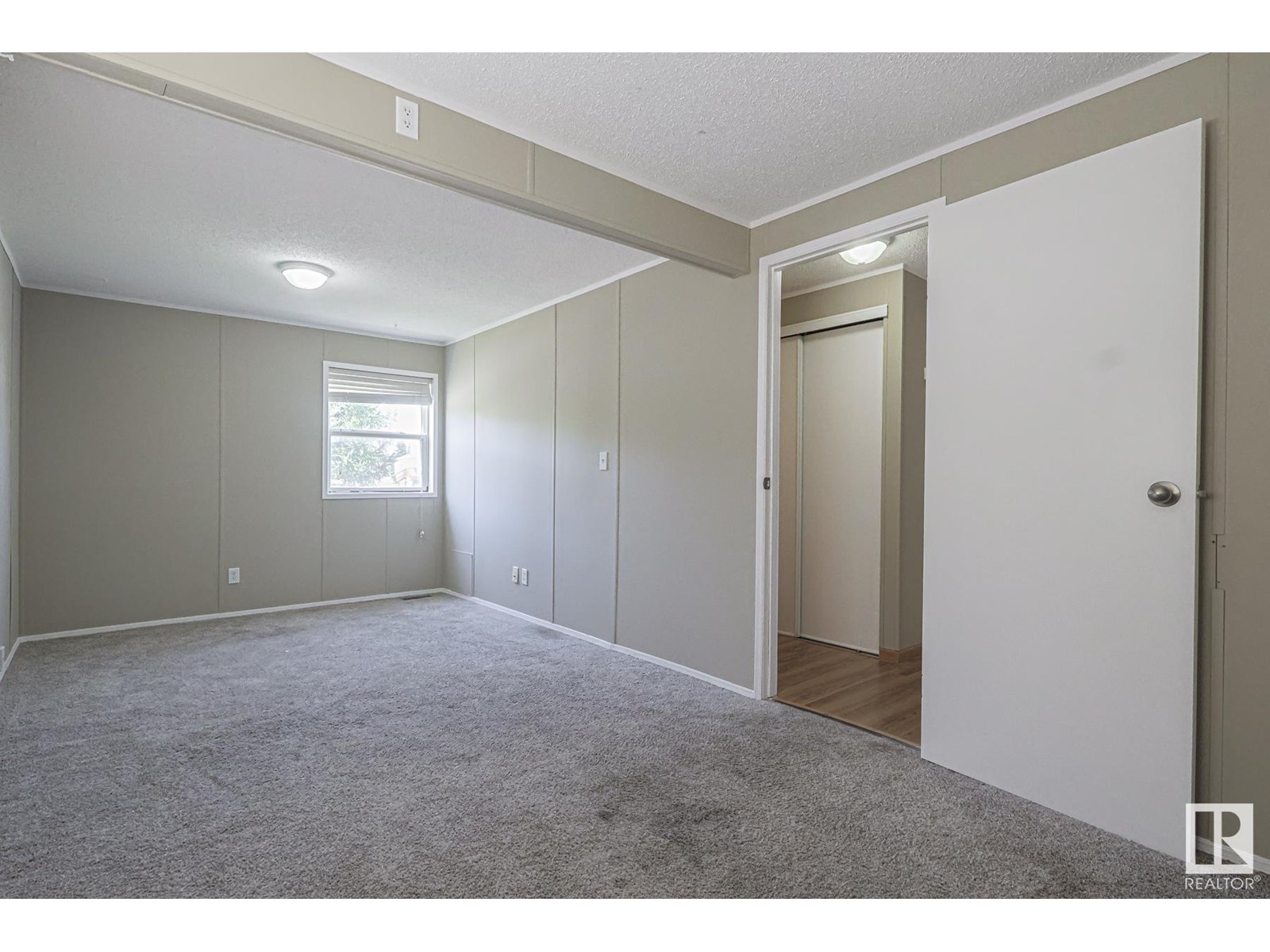 Photo 4 of 2903 Lakewood Drive Nw, Edmonton AB