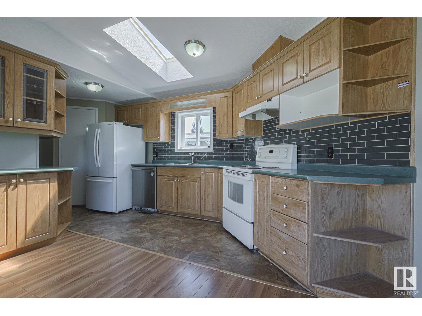 Photo 9 of 2903 Lakewood Drive Nw, Edmonton AB