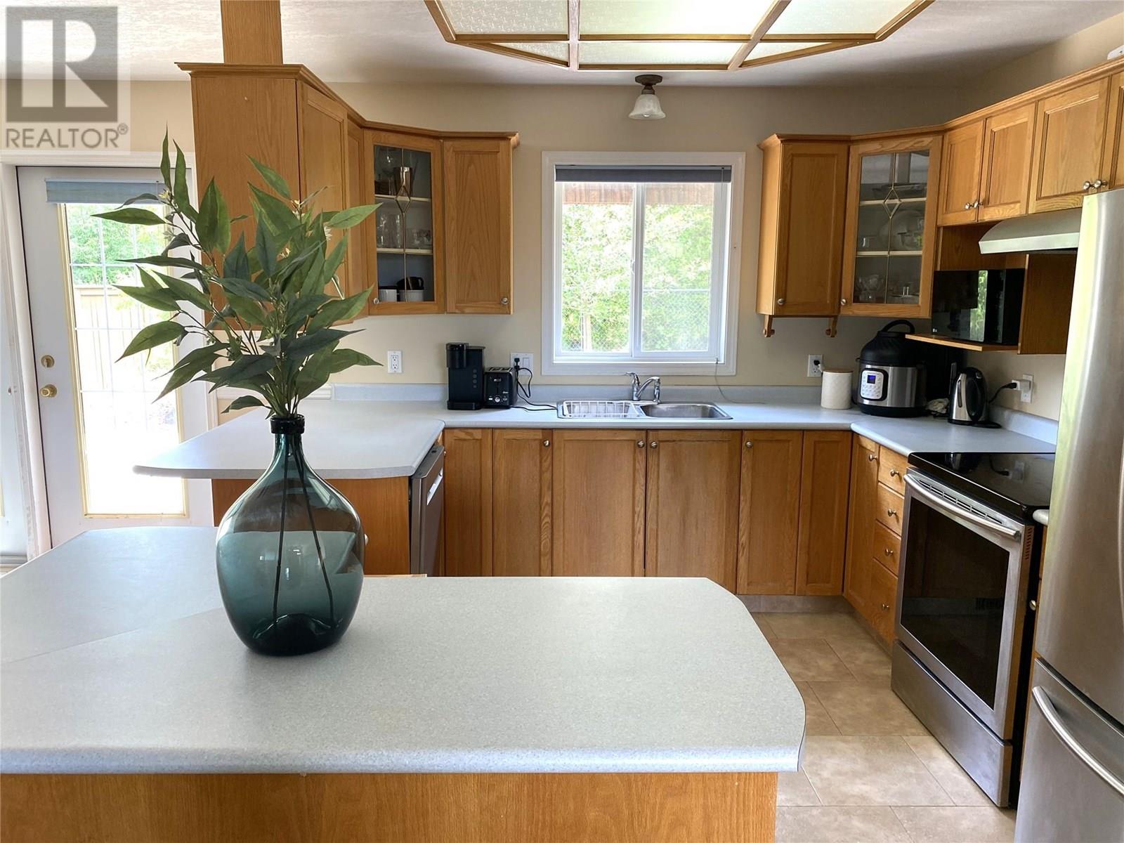 Photo 6 of 1213 Regina Street, Creston BC