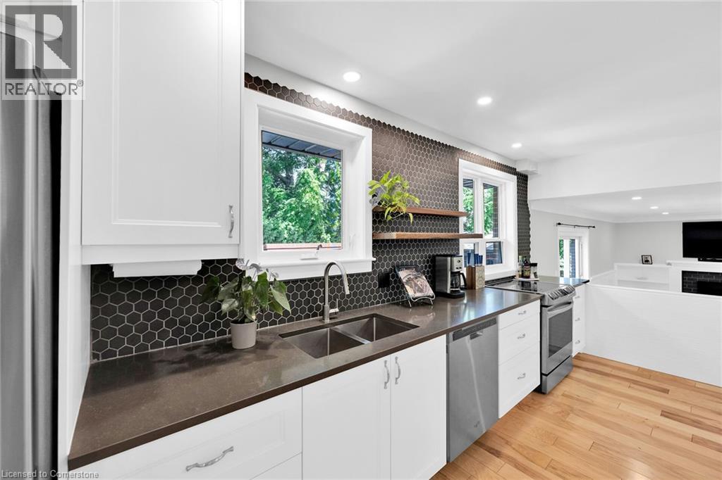Photo 14 of 54 Driftwood Court, Grimsby ON
