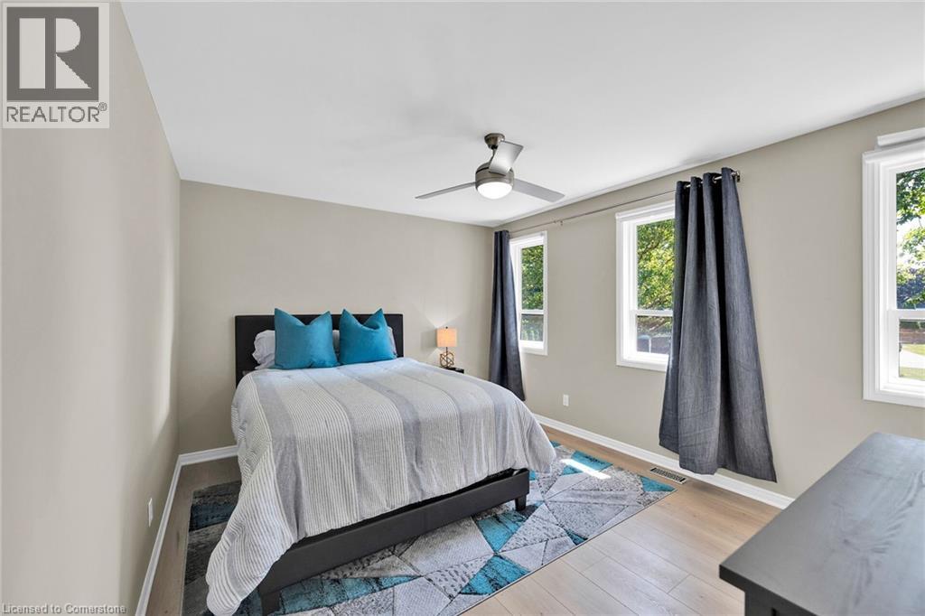 Photo 28 of 54 Driftwood Court, Grimsby ON