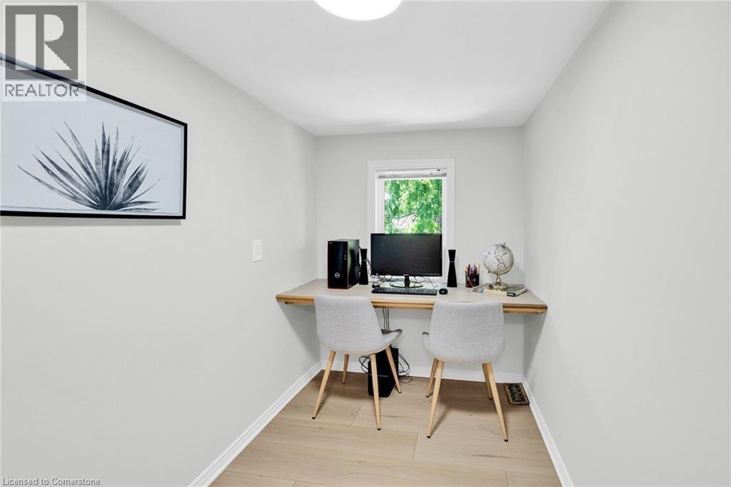 Photo 33 of 54 Driftwood Court, Grimsby ON
