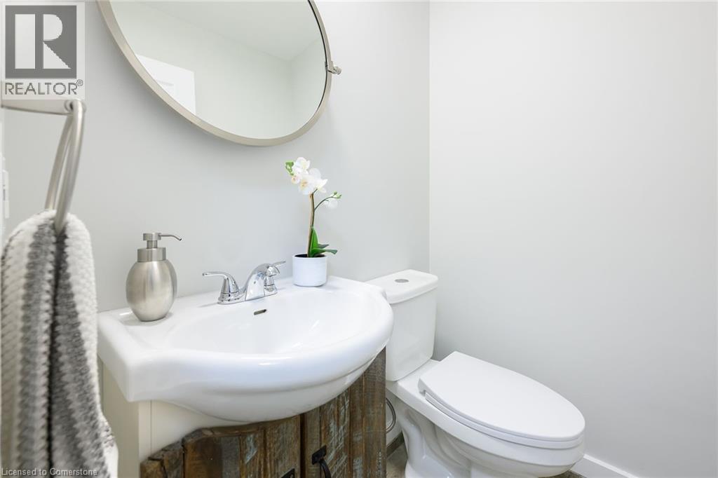 Photo 21 of 54 Driftwood Court, Grimsby ON