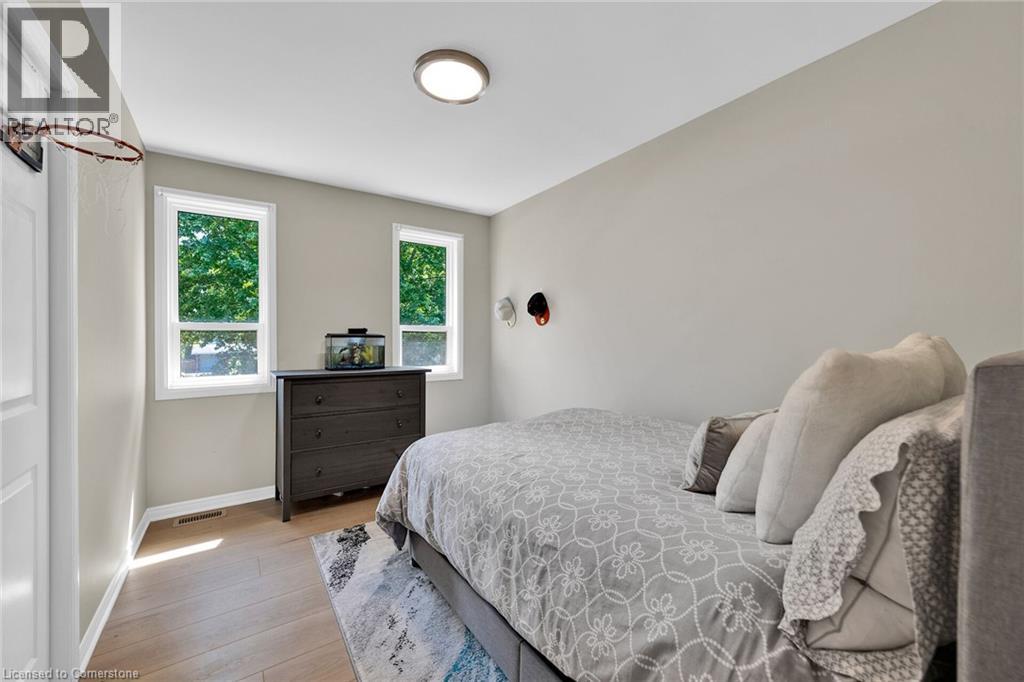 Photo 31 of 54 Driftwood Court, Grimsby ON