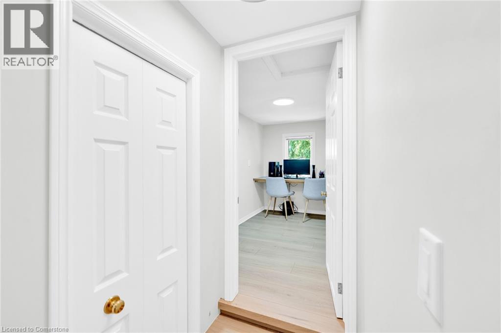 Photo 32 of 54 Driftwood Court, Grimsby ON