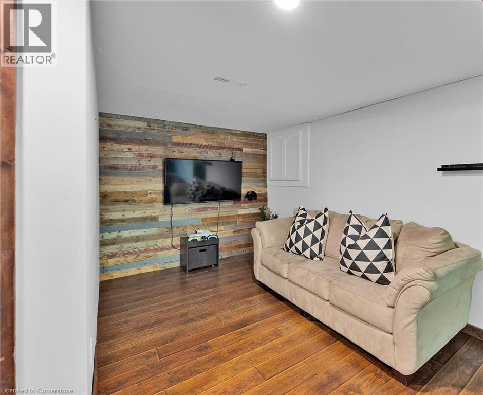 Photo 34 of 54 Driftwood Court, Grimsby ON