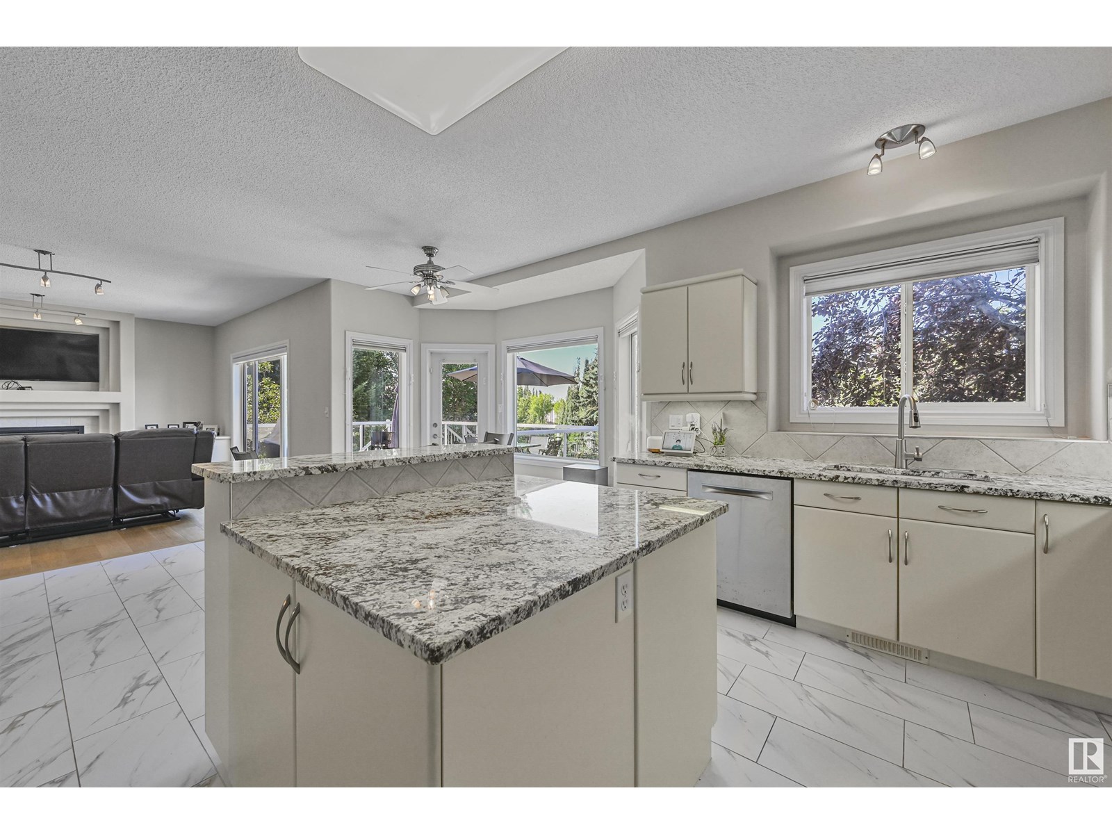 Photo 11 of 1516 Thorogood Cl Nw, Edmonton AB