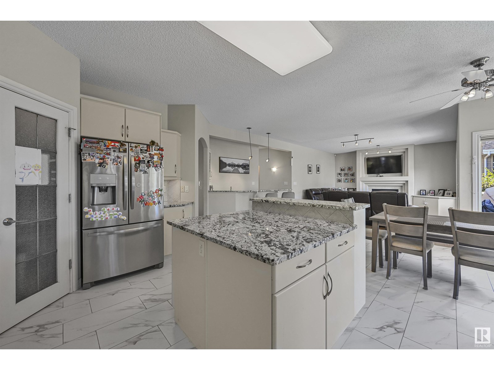 Photo 13 of 1516 Thorogood Cl Nw, Edmonton AB