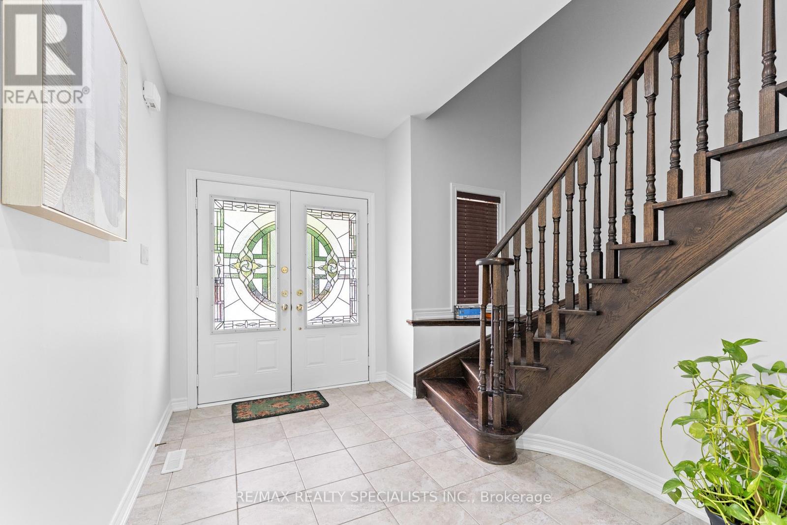 Photo 2 of 38 Stephanie Avenue, Brampton ON