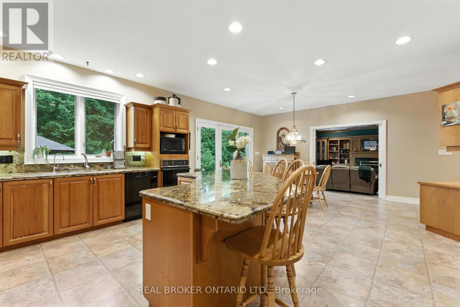 Photo 16 of 31 Cullum Drive, Hamilton ON